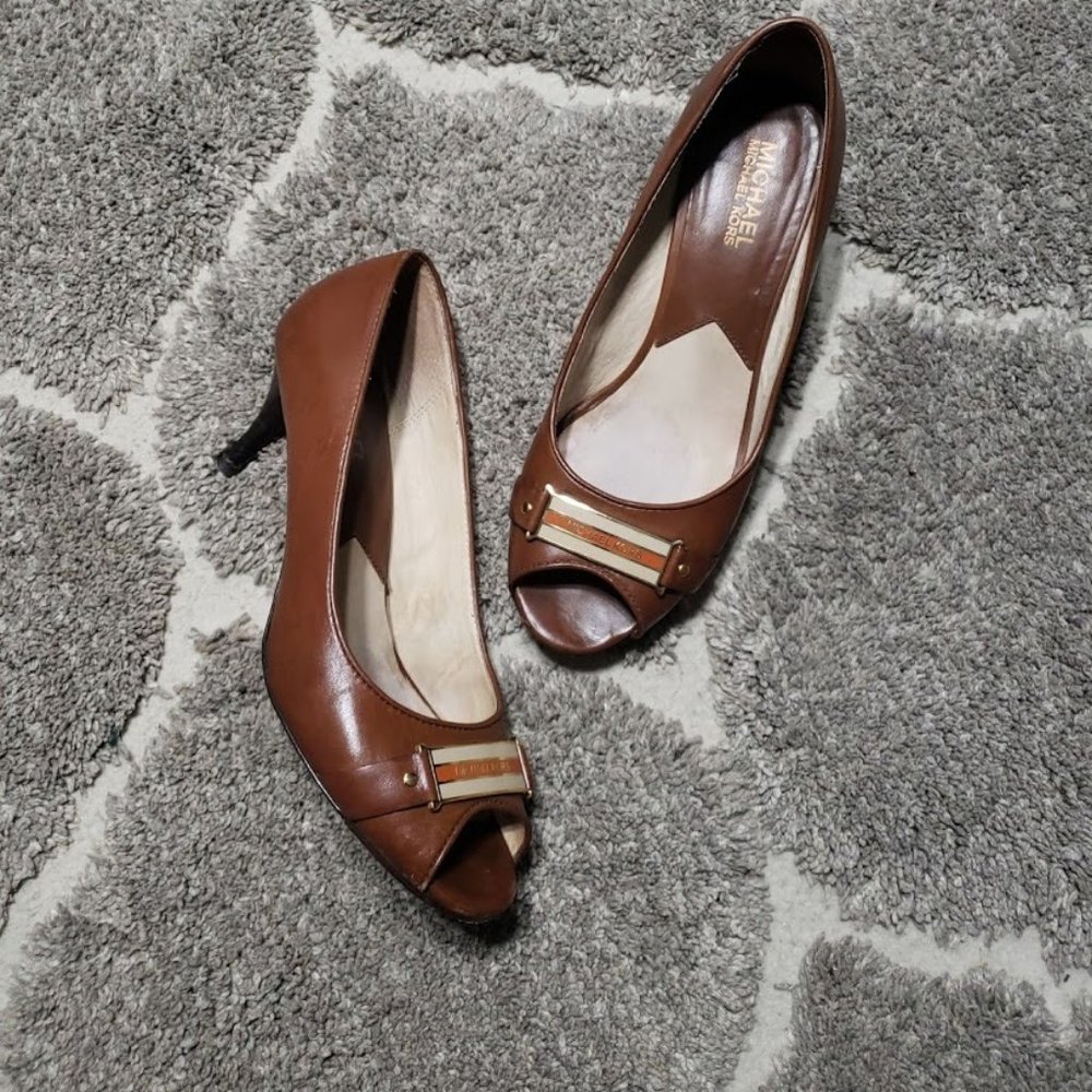 Michael Kors Leather Peep Logo Plate Heels Sz 8